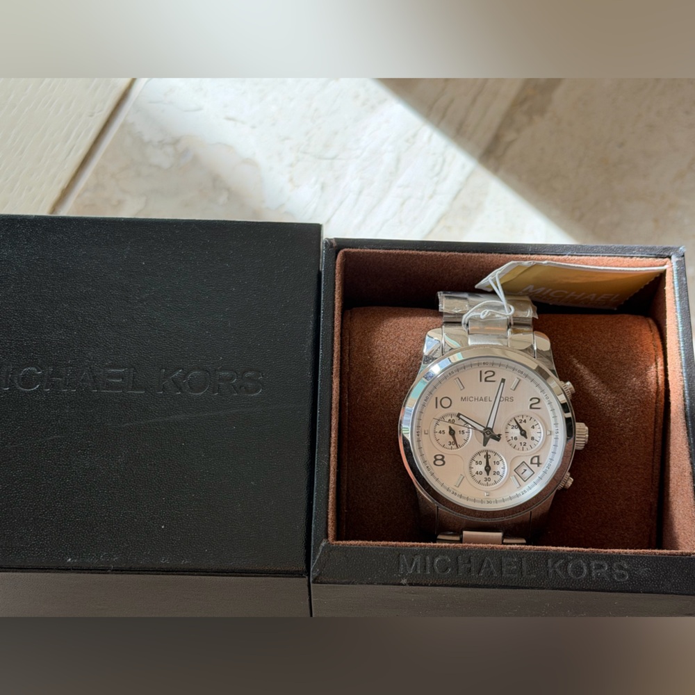 New Michael Kors MK5076 Runway Silver Chronograph Watch - Picture 8 of 10
